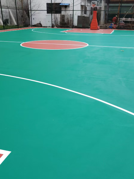 浦东 球场长期使用易出现地面开裂